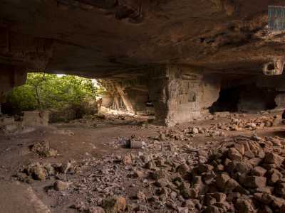 Entriamo nella pi� grande di queste grotte, che si estende fin sotto la masseria. Si tratta di una caverna evidentemente scavata dall�uomo con grande maestria, visto che nonostante l�oscurit� avvolgente riusciamo a intravedere dei pilastri centrali scrupolosamente modellati che sorreggono il soffitto roccioso